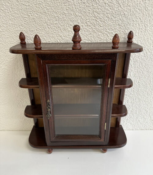 Vintage Wandvitrine aus Holz mit Glastür und gedrechselten Zierknäufen