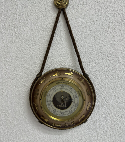 Vintage Wandbarometer mit Kordel und Sternzeichen-Motiv