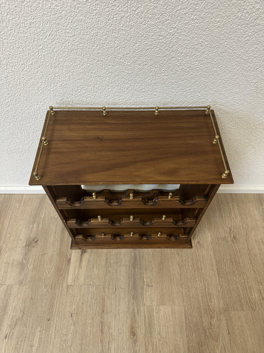 Vintage Kolonialstil Weinregal aus Massivholz mit Messinggalerie – Bild 5