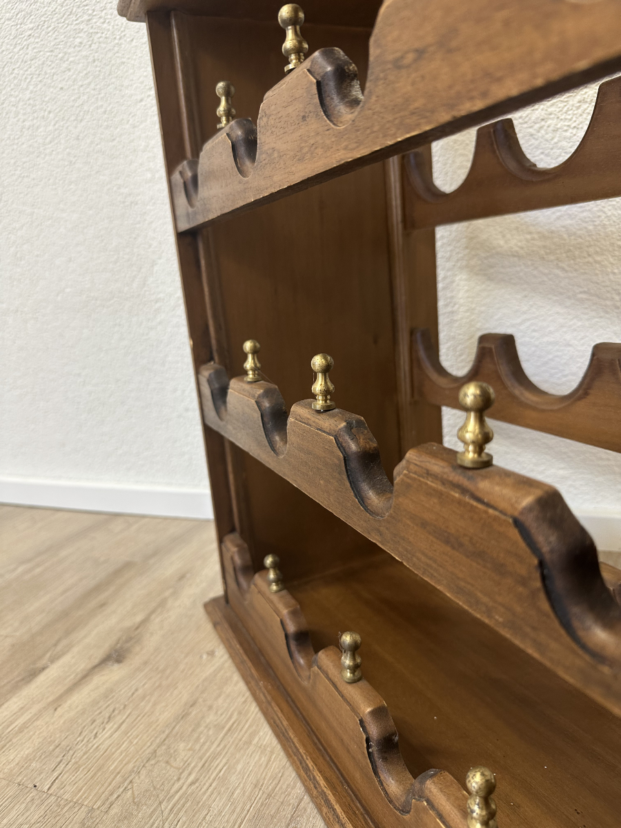 Vintage Kolonialstil Weinregal aus Massivholz mit Messinggalerie – Bild 8