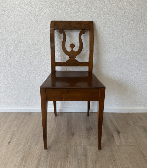 Antiker Biedermeier Stuhl aus Nussbaum mit Lyra-Rückenlehne