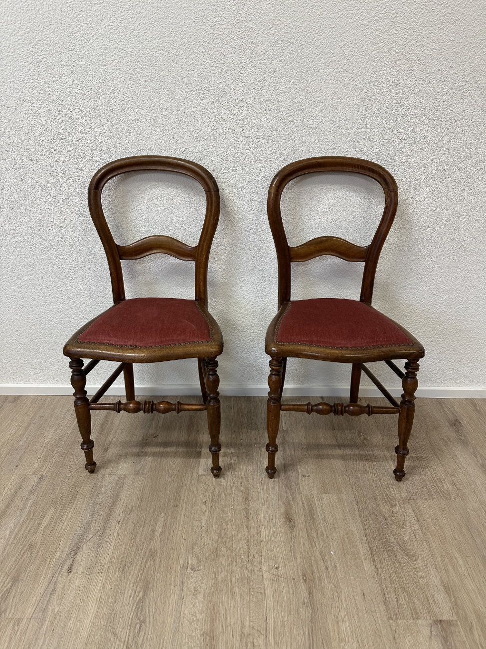 Vintage Gründerzeit-Stil Holzstühle mit rotem Polstersitz