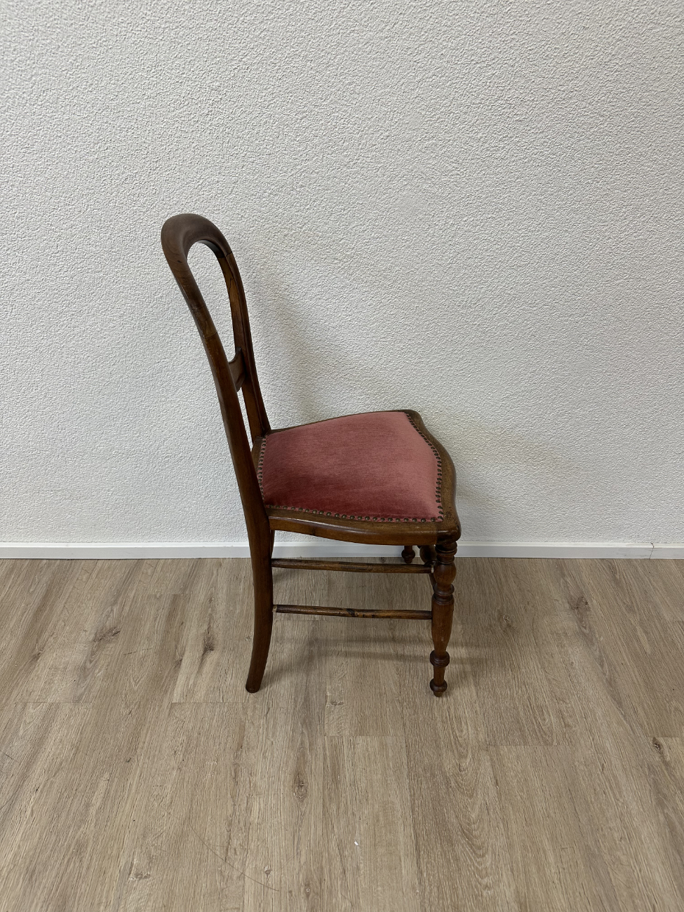 Vintage Gründerzeit-Stil Holzstühle mit rotem Polstersitz – Bild 4