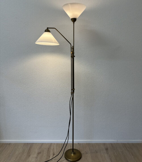 Messing Deckenfluter mit Opalglas und Leseleuchte, 2 Fuss-Schalter