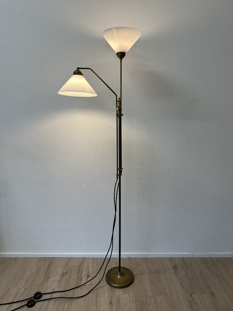 Messing Deckenfluter mit Opalglas und Leseleuchte, 2 Fuss-Schalter