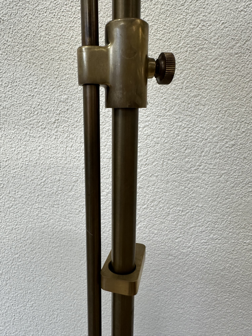 Messing Deckenfluter mit Opalglas und Leseleuchte, 2 Fuss-Schalter – Bild 6