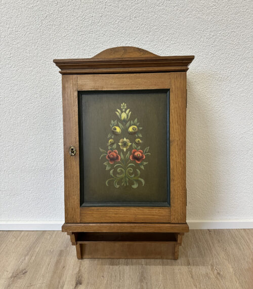 Vintage Wandschränkchen aus Holz mit handbemalter Tür und Schlüssel