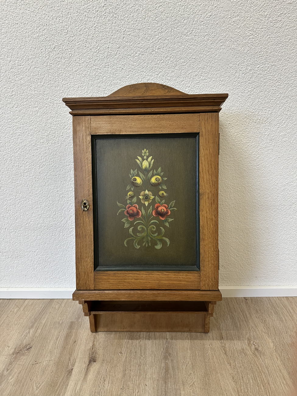Vintage Wandschränkchen aus Holz mit handbemalter Tür und Schlüssel