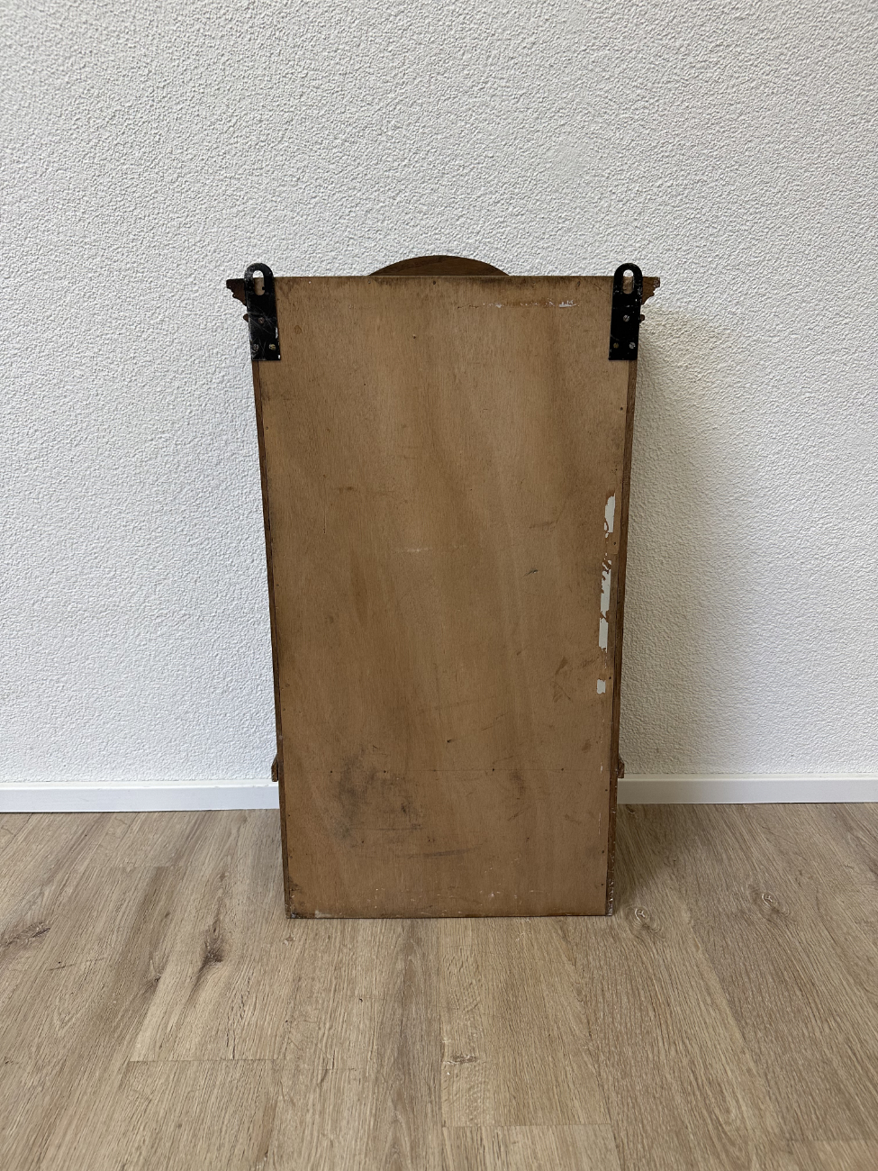 Vintage Wandschränkchen aus Holz mit handbemalter Tür und Schlüssel – Bild 4
