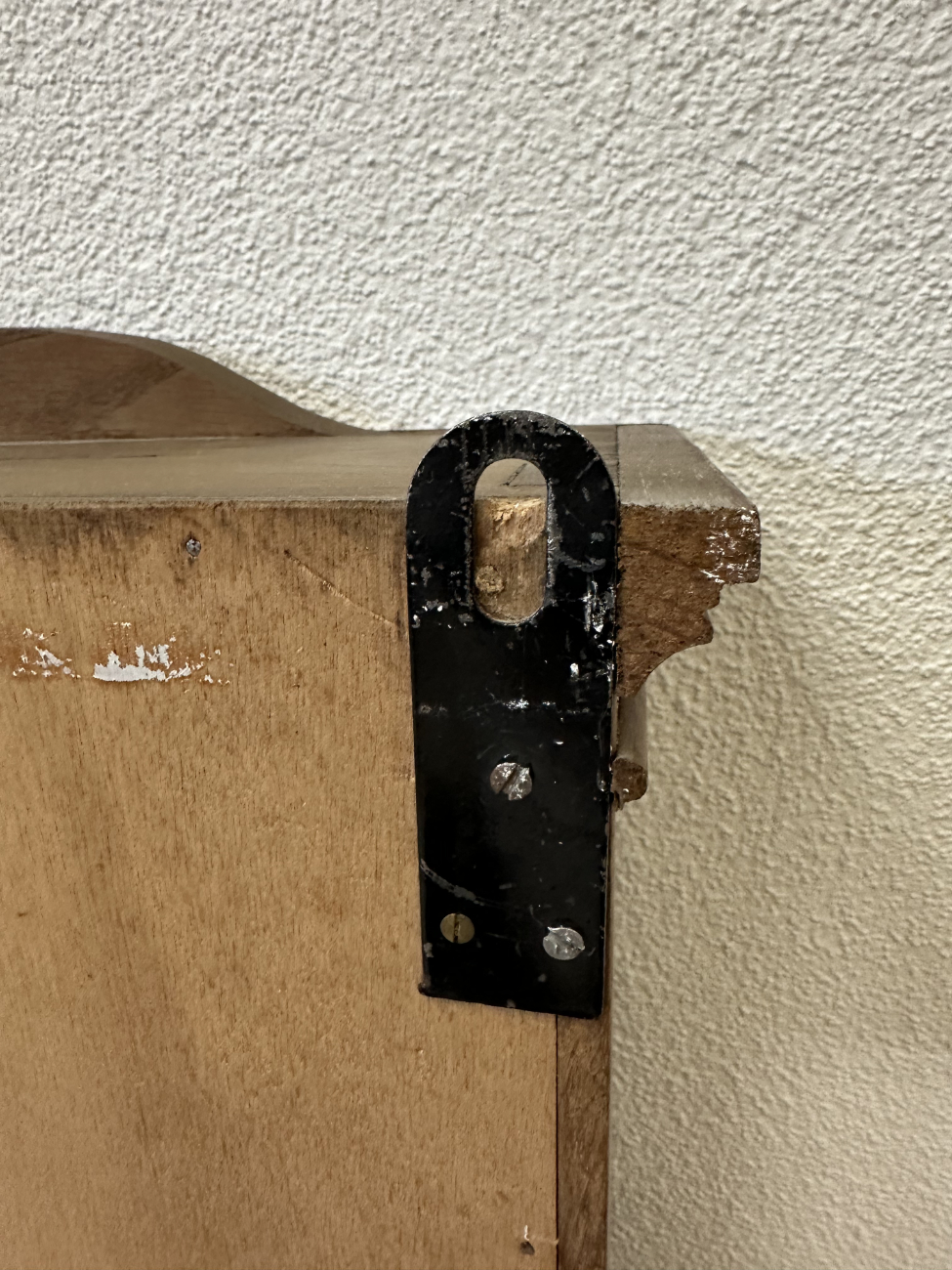 Vintage Wandschränkchen aus Holz mit handbemalter Tür und Schlüssel – Bild 5