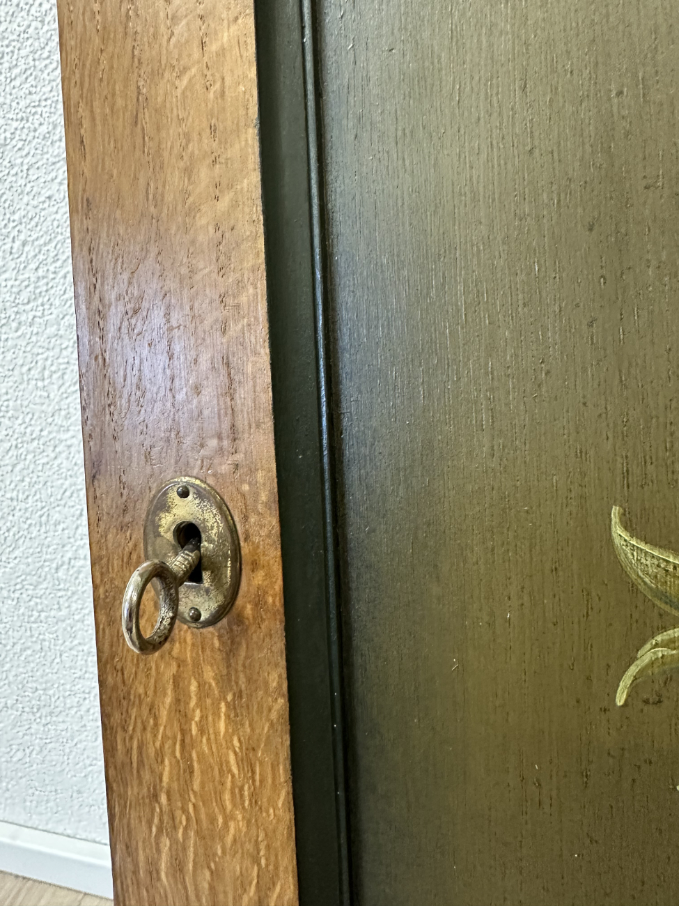 Vintage Wandschränkchen aus Holz mit handbemalter Tür und Schlüssel – Bild 7