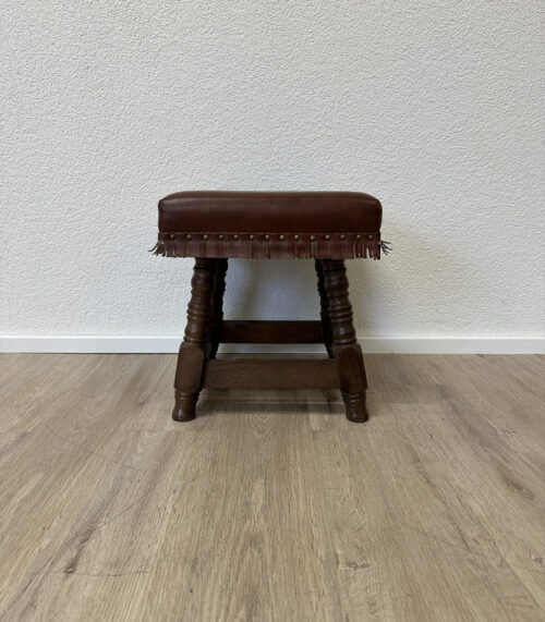 Vintage Hocker aus Holz mit Lederbezug, Ziernägeln und Fransen