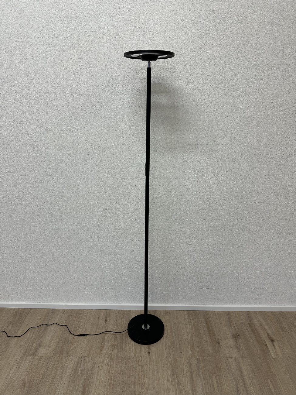 Moderne LED Stehleuchte mit Uplight Ring und USB Anschluss – Bild 2