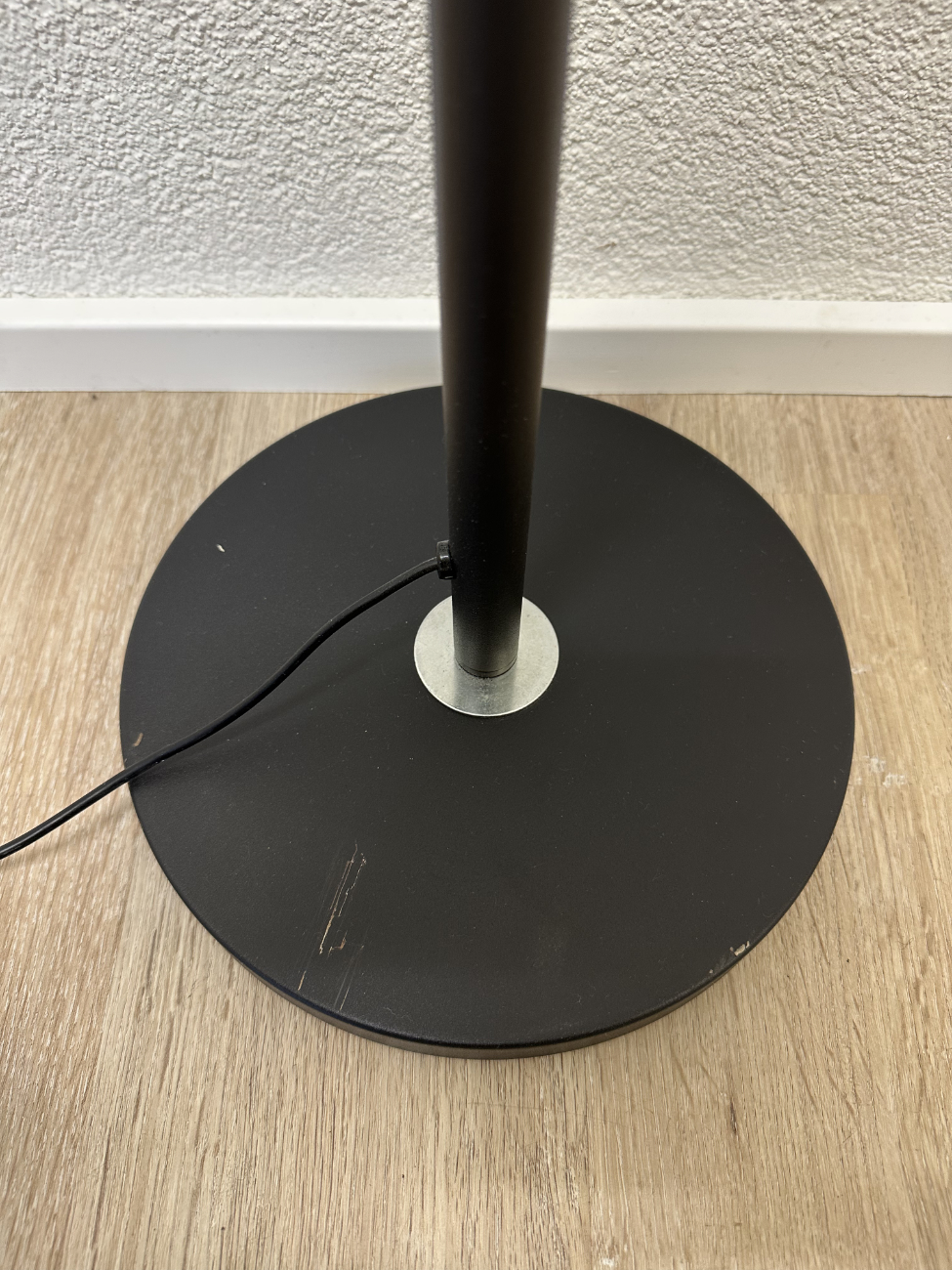 Moderne LED Stehleuchte mit Uplight Ring und USB Anschluss – Bild 6