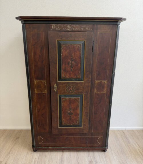 Antiker Bauernschrank mit Bauernmalerei um 1857