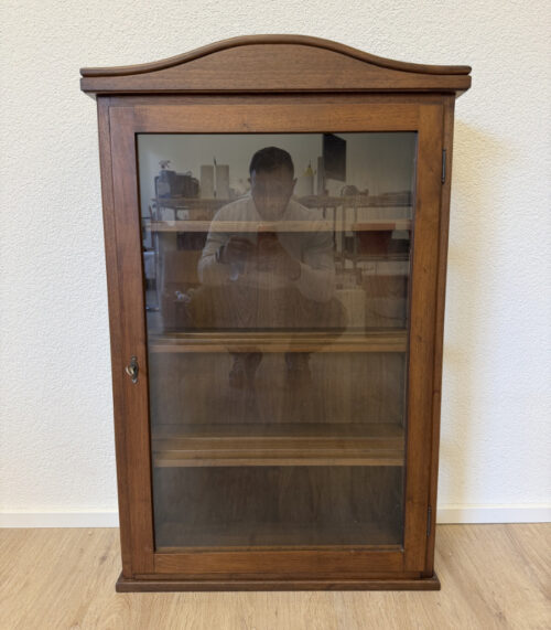 Vintage Wandvitrine aus Nussbaum Massivholz mit Glasfront