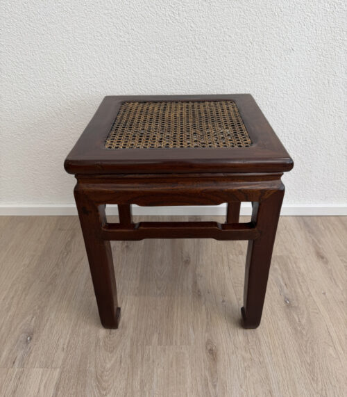 Antiker chinesischer Hocker im Ming Dynasty Stil aus Massivholz mit Geflecht