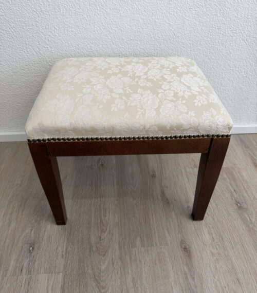 Polsterhocker aus Holz mit floralem Stoffbezug in Creme