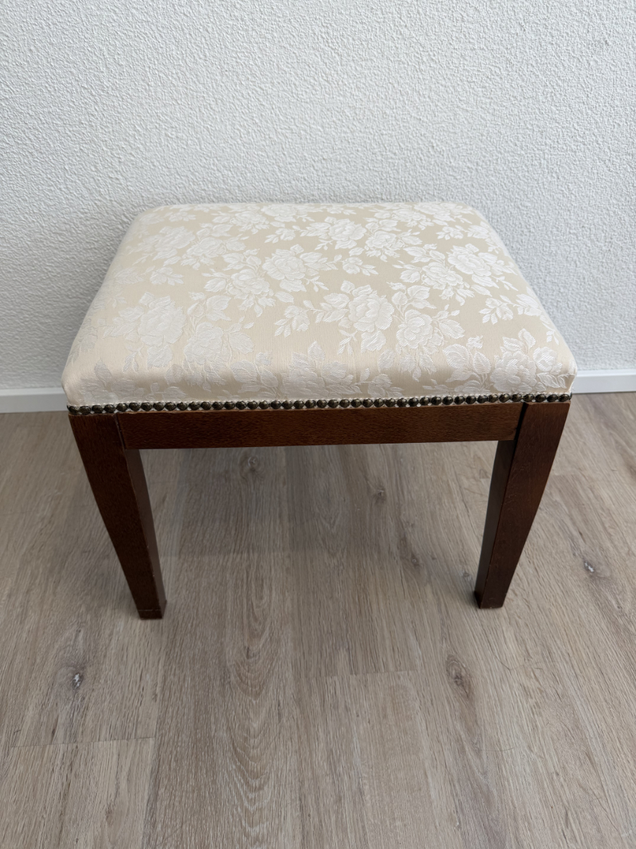 Polsterhocker aus Holz mit floralem Stoffbezug in Creme