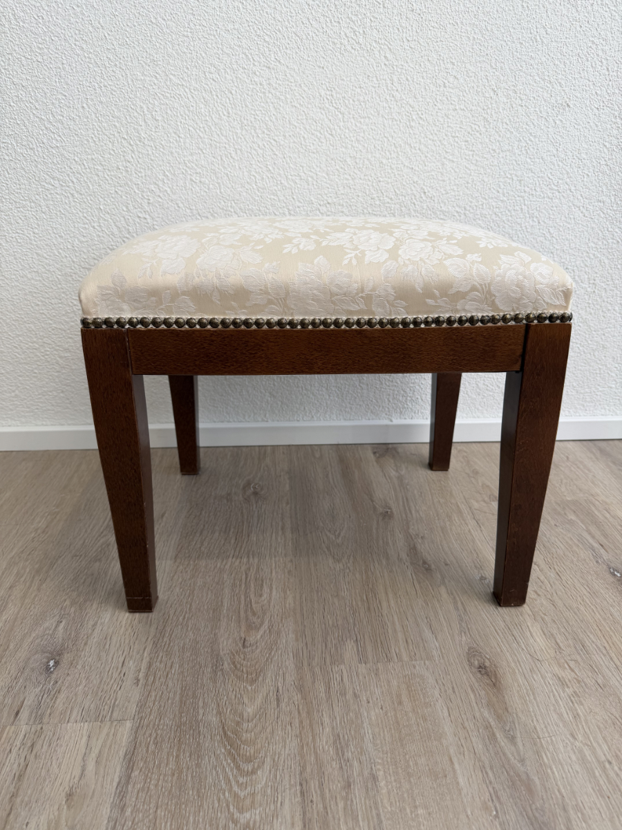 Polsterhocker aus Holz mit floralem Stoffbezug in Creme – Bild 2