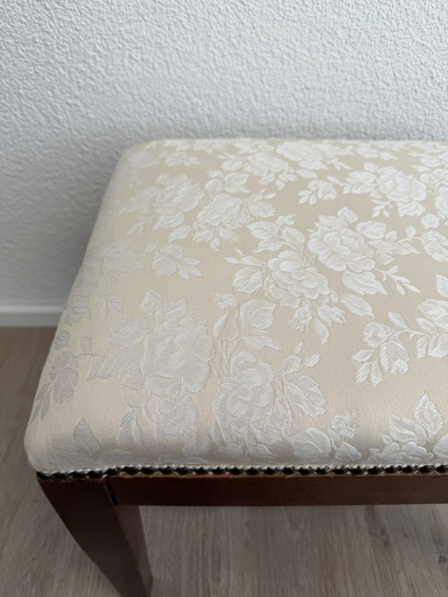 Polsterhocker aus Holz mit floralem Stoffbezug in Creme – Bild 3
