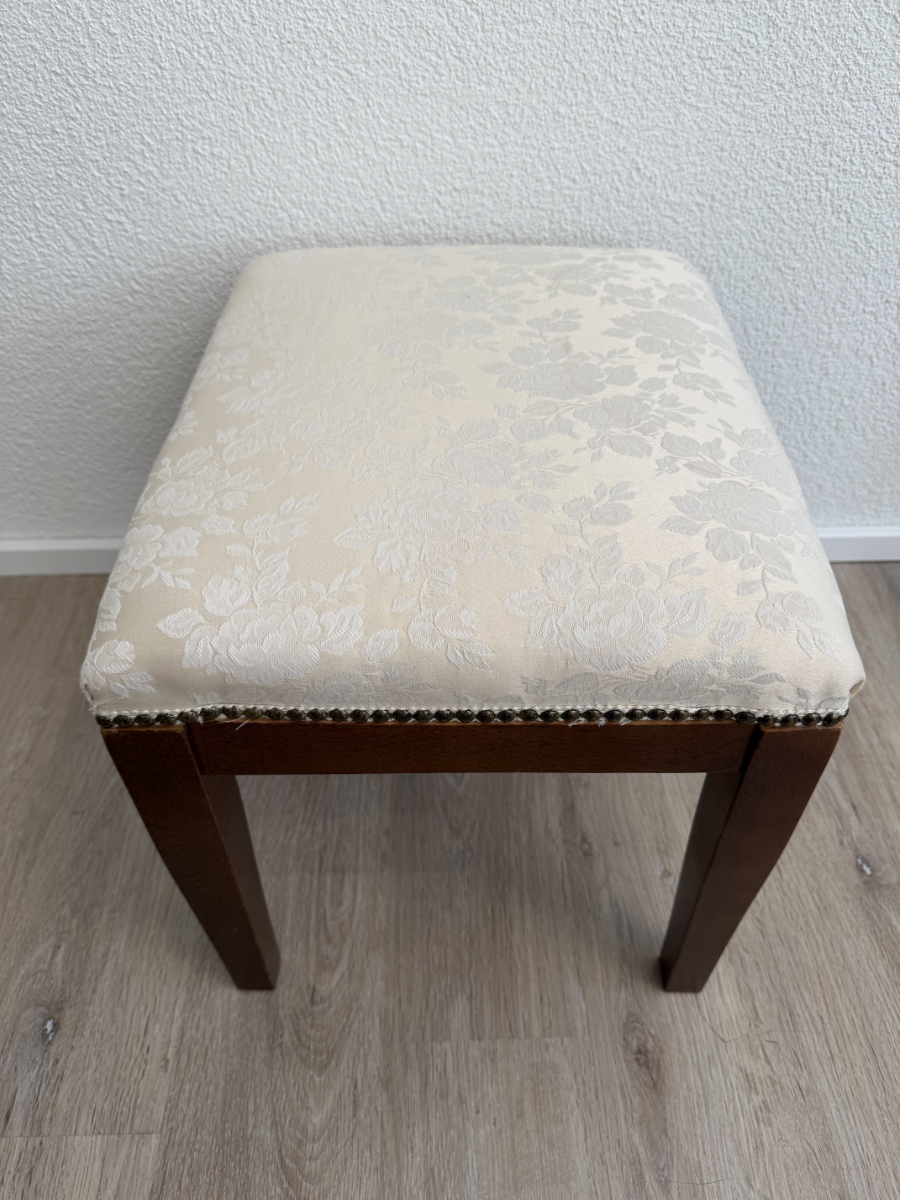 Polsterhocker aus Holz mit floralem Stoffbezug in Creme – Bild 5