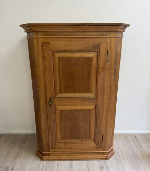 Vintage Garderobenschrank aus Nussbaum Massivholz mit Kleiderstange