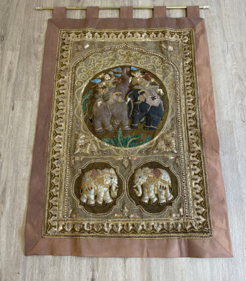 Thailändischer Wandbehang mit Elefanten, Goldstickerei und Perlenapplikationen (Handarbeit)