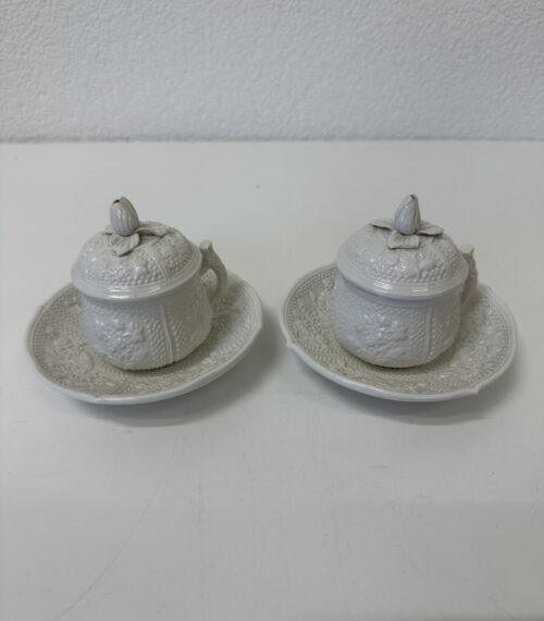 Vintage Mottahedeh Porzellan Tassen mit Untertellern, Reliefdekor, 2er-Set