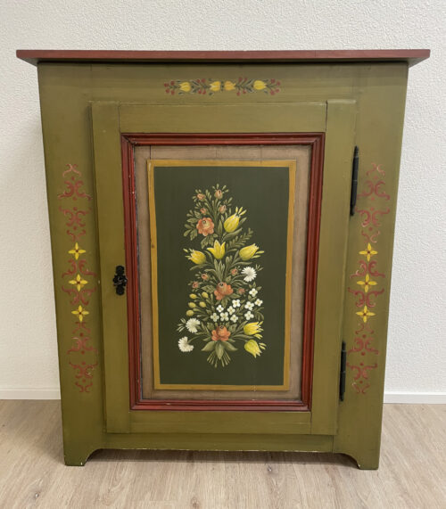 Antikes Bauernschränkchen aus Massivholz mit Bauernmalerei