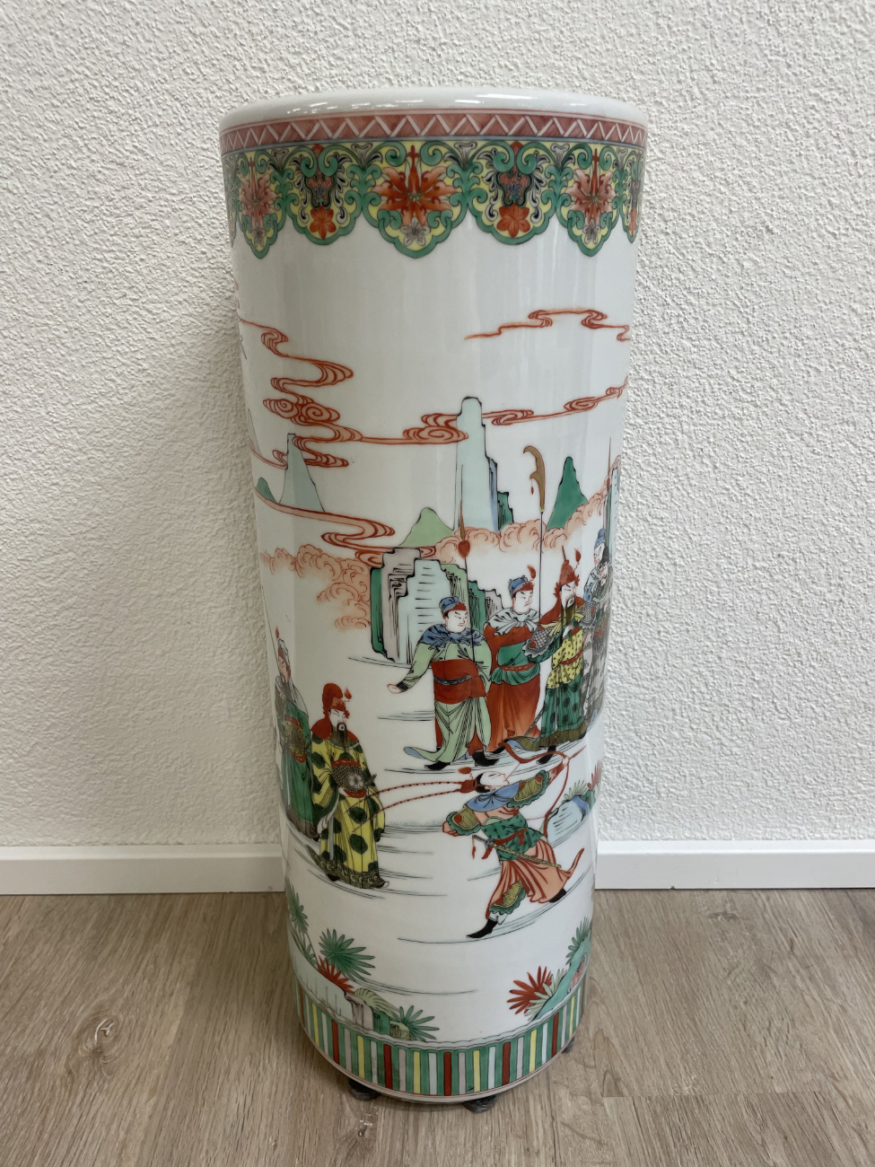 Vintage Chinesischer Porzellan Schirmständer mit Figurenmotiv – Bild 2
