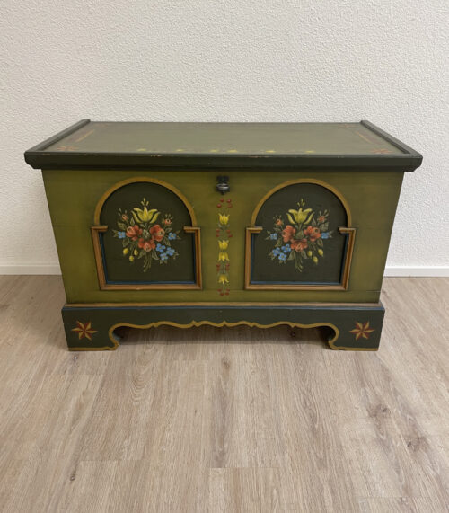 Antike Bauerntruhe aus Massivholz mit Bauernmalerei