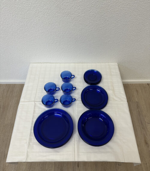 Arcoroc France Glasgeschirr Set in Kobaltblau, 28 teilig mit Tellern und Tassen