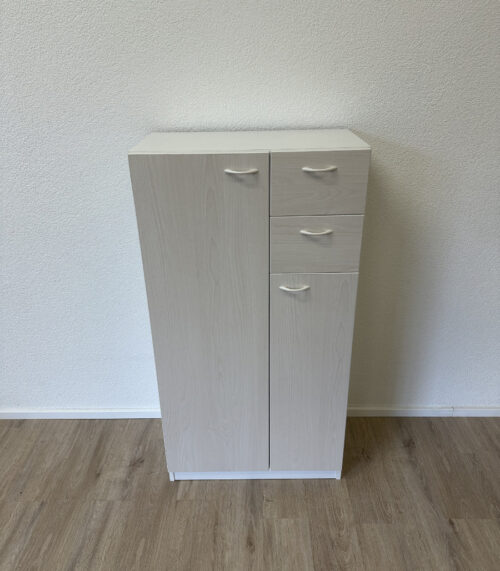 Schmaler Mehrzweckschrank in hellem Holzdekor mit Schubladen
