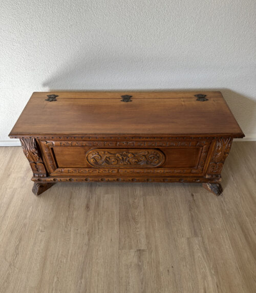 Vintage Truhe mit Schnitzereien und Löwenfüssen