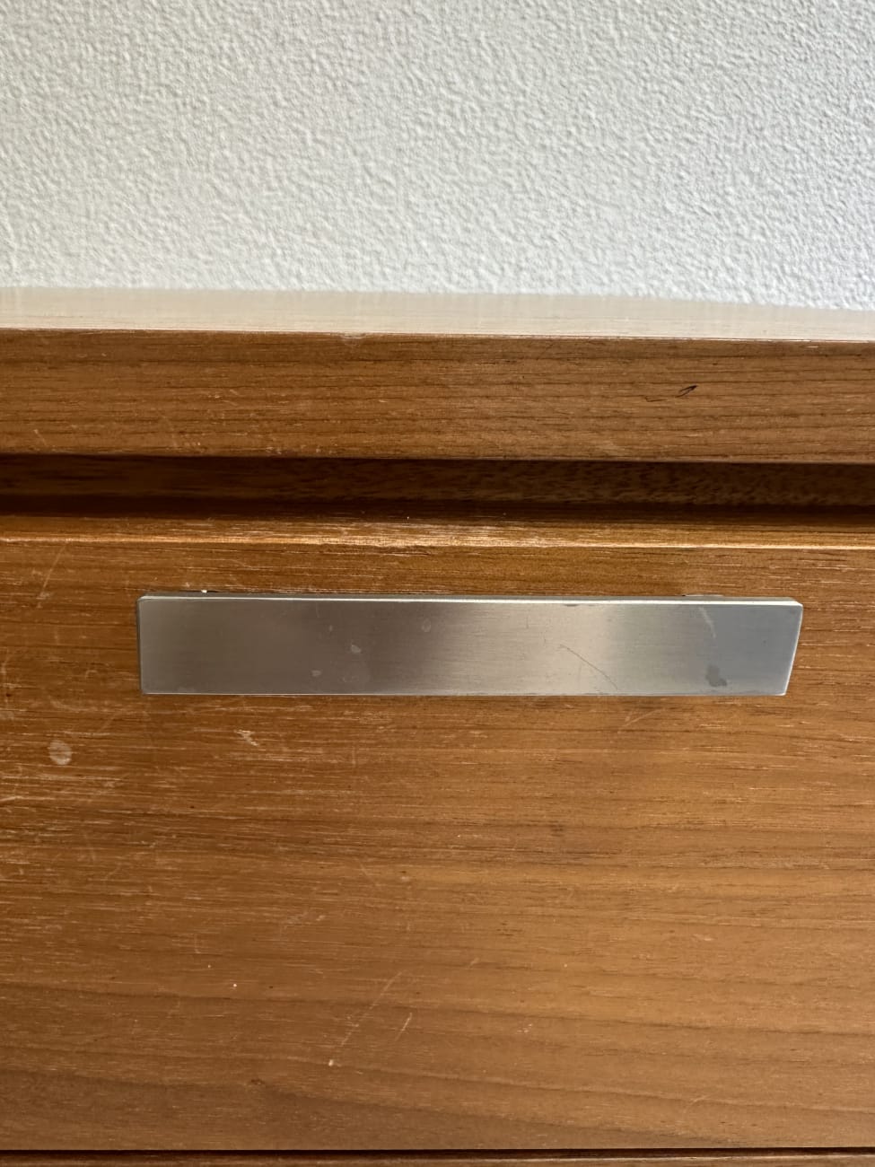 Vintage Nachttisch 1970er mit 2 Schubladen auf Metallfuss