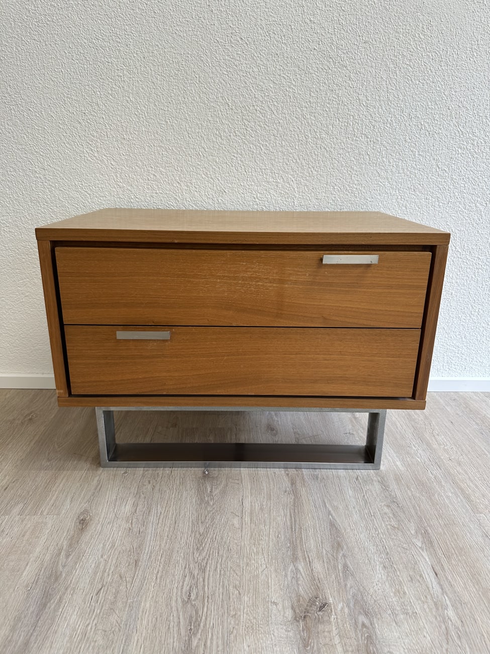 Vintage Nachttisch 1970er mit 2 Schubladen auf Metallfuss