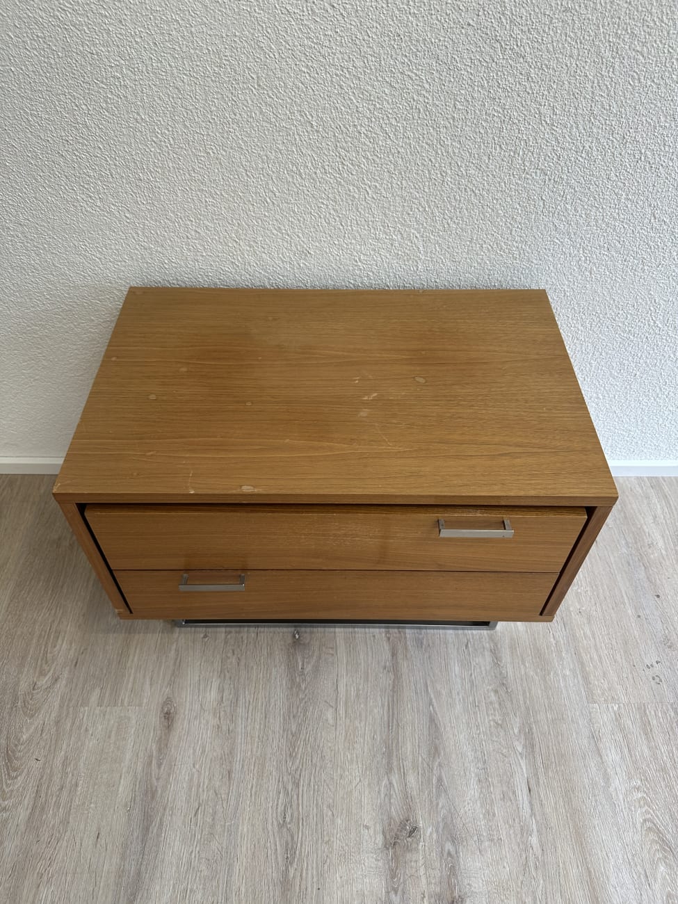 Vintage Nachttisch 1970er mit 2 Schubladen auf Metallfuss