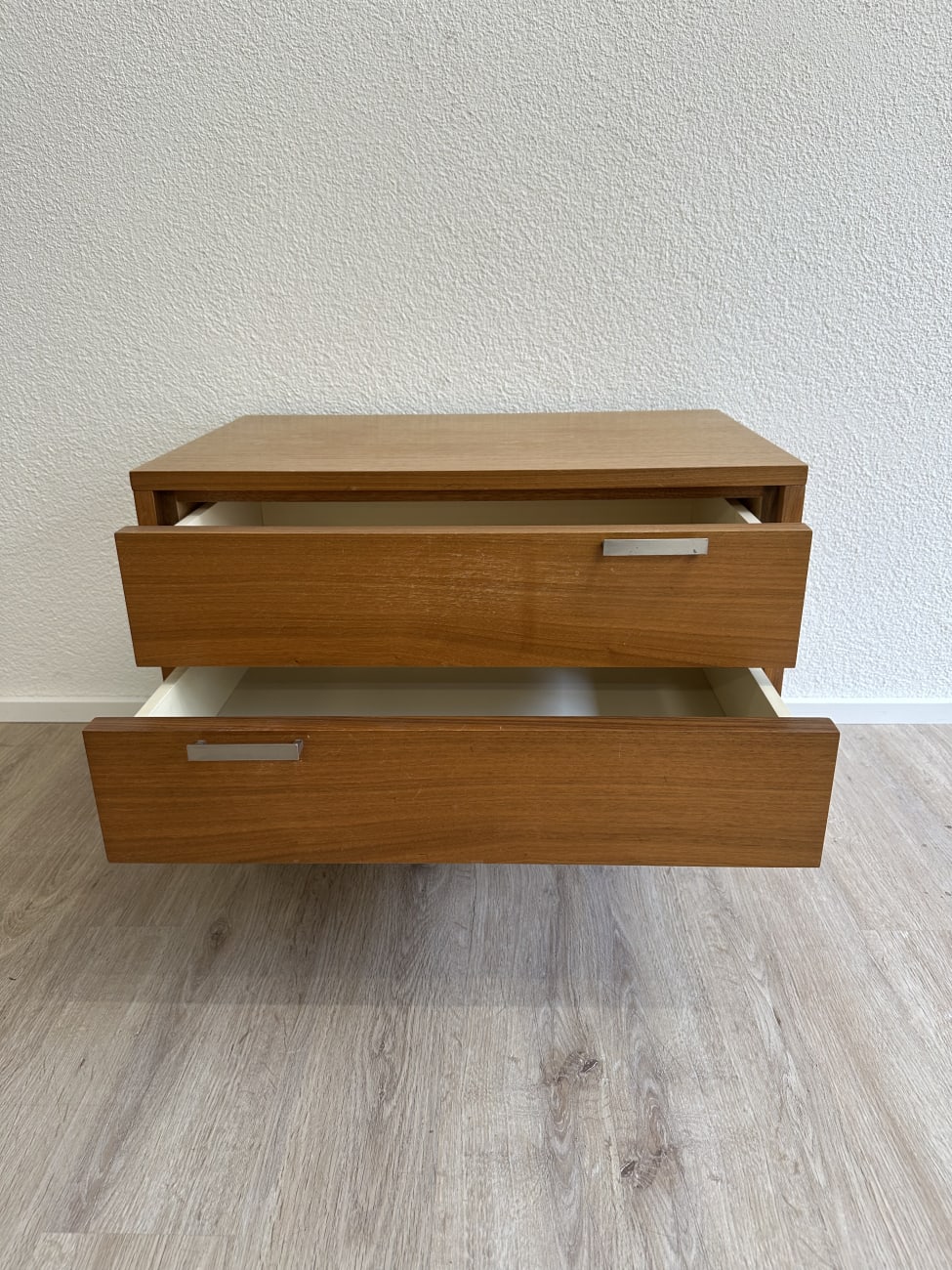 Vintage Nachttisch 1970er mit 2 Schubladen auf Metallfuss