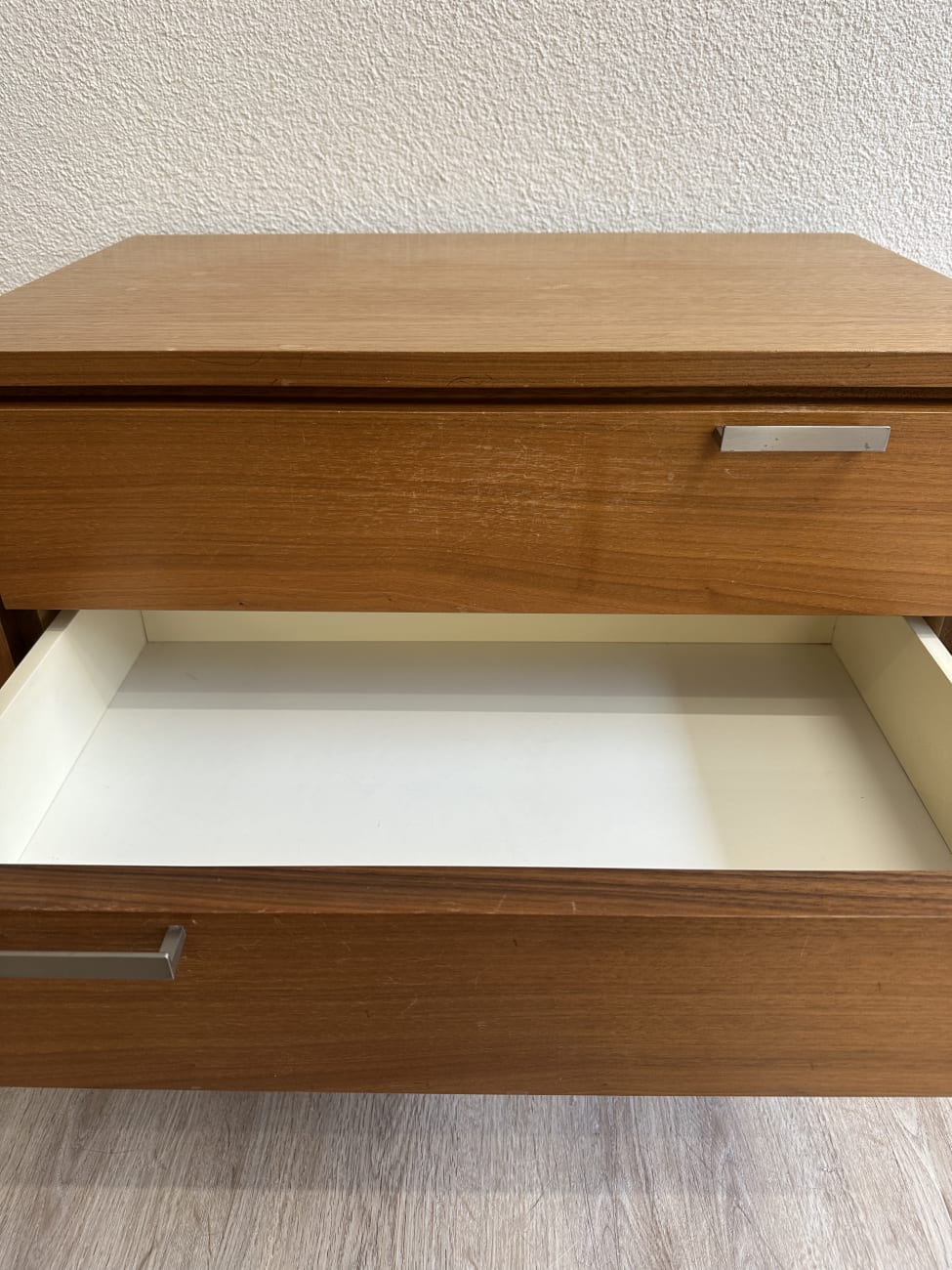 Vintage Nachttisch 1970er mit 2 Schubladen auf Metallfuss