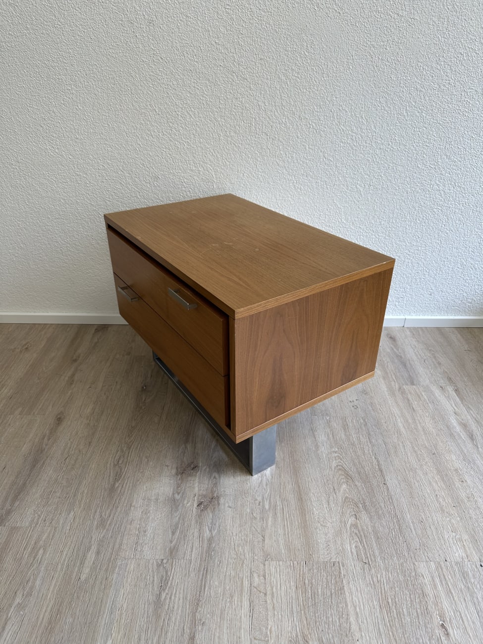 Vintage Nachttisch 1970er mit 2 Schubladen auf Metallfuss