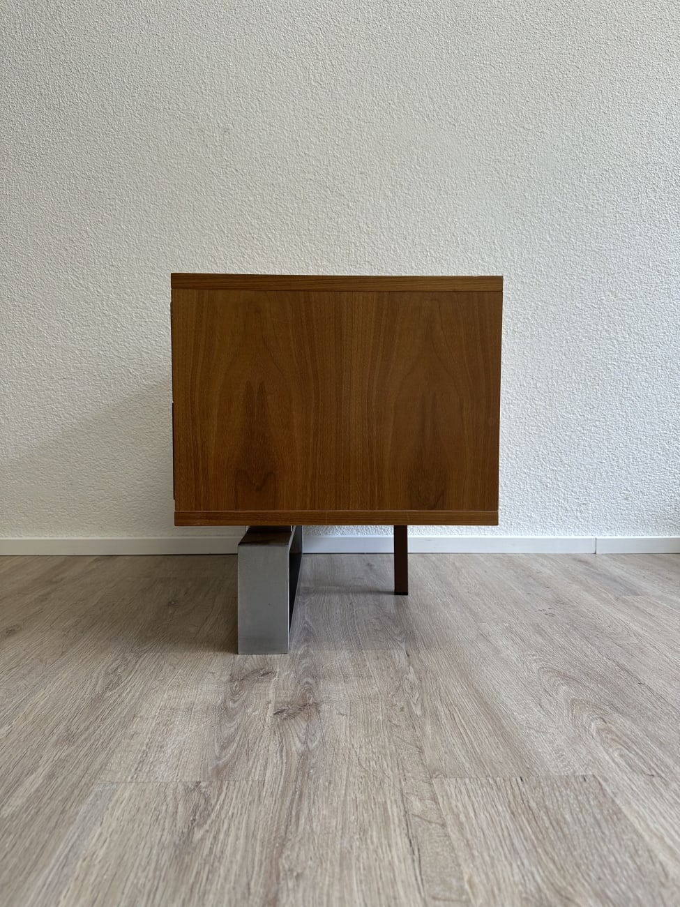 Vintage Nachttisch 1970er mit 2 Schubladen auf Metallfuss