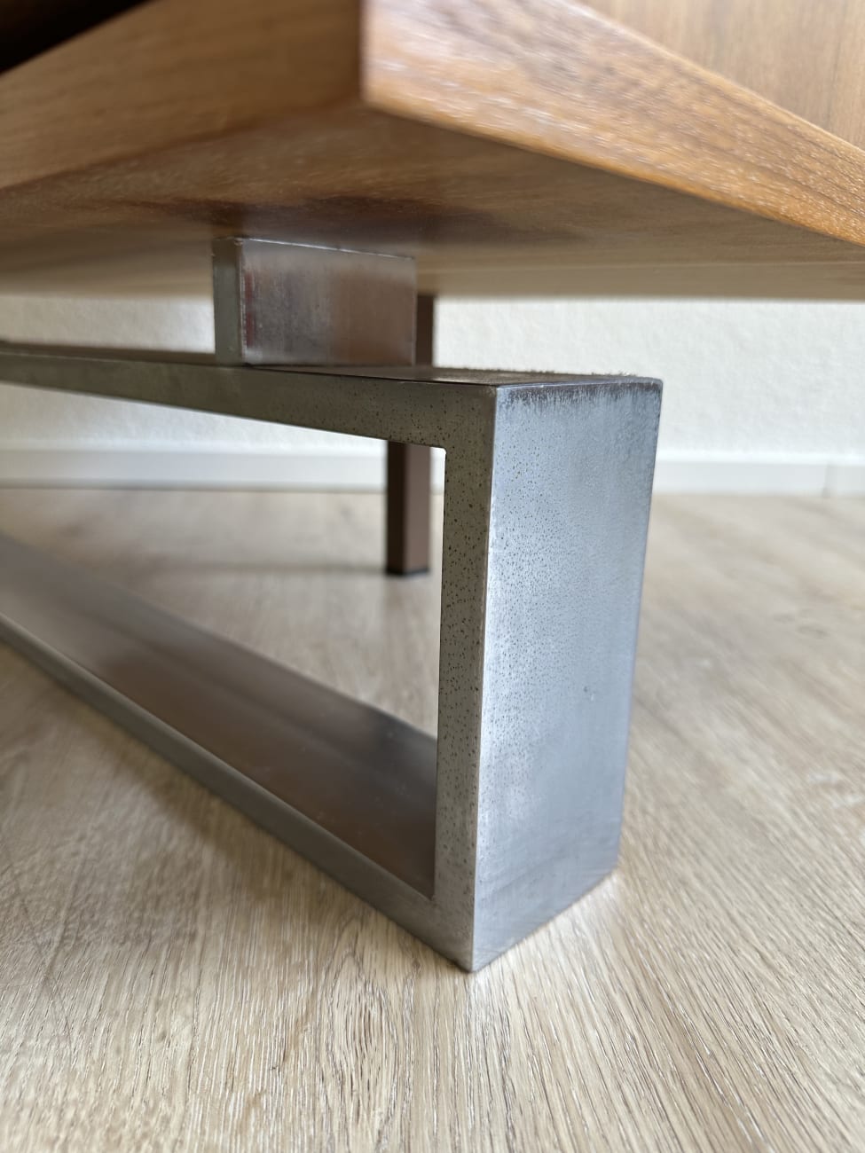 Vintage Nachttisch 1970er mit 2 Schubladen auf Metallfuss