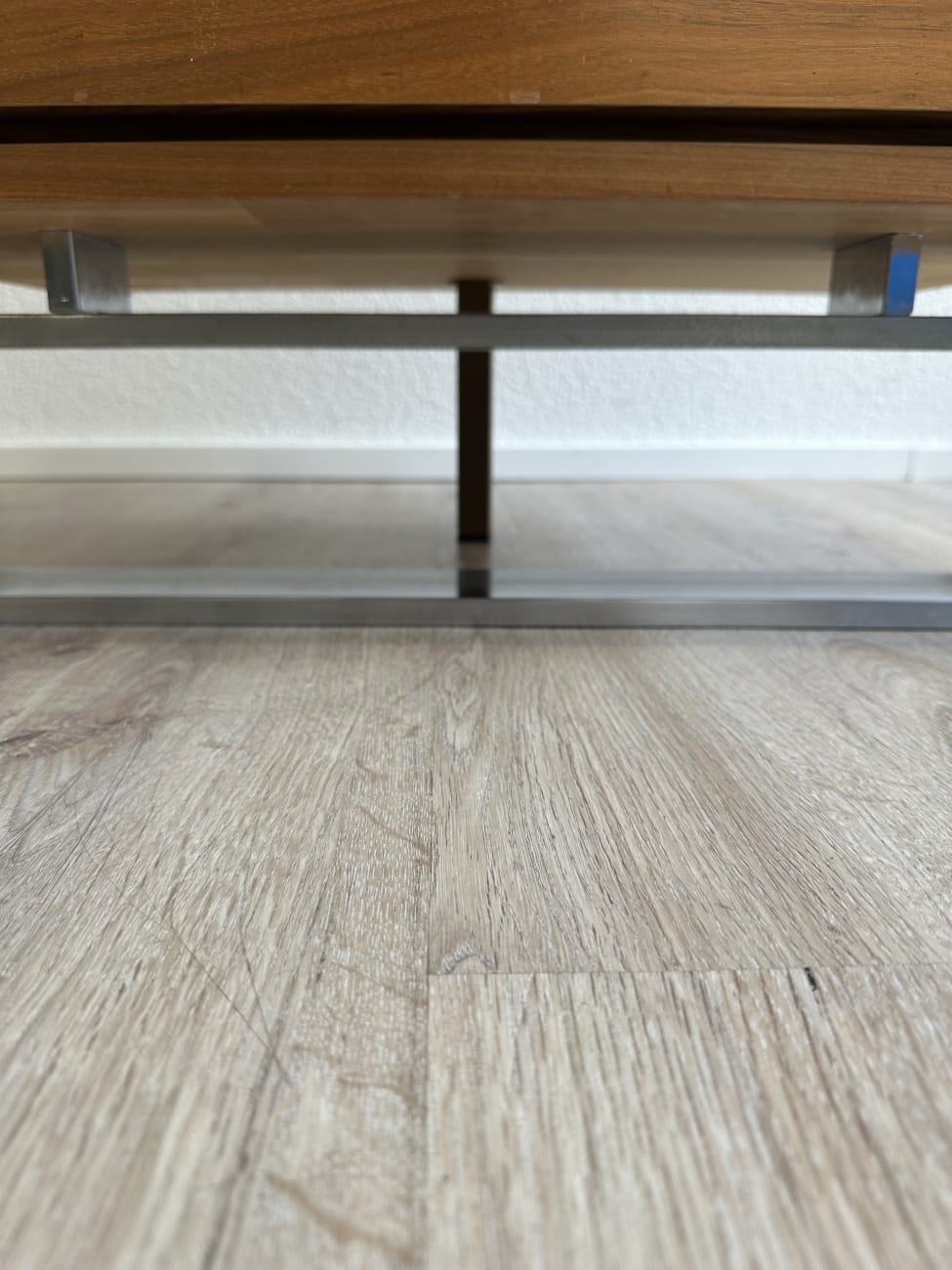 Vintage Nachttisch 1970er mit 2 Schubladen auf Metallfuss