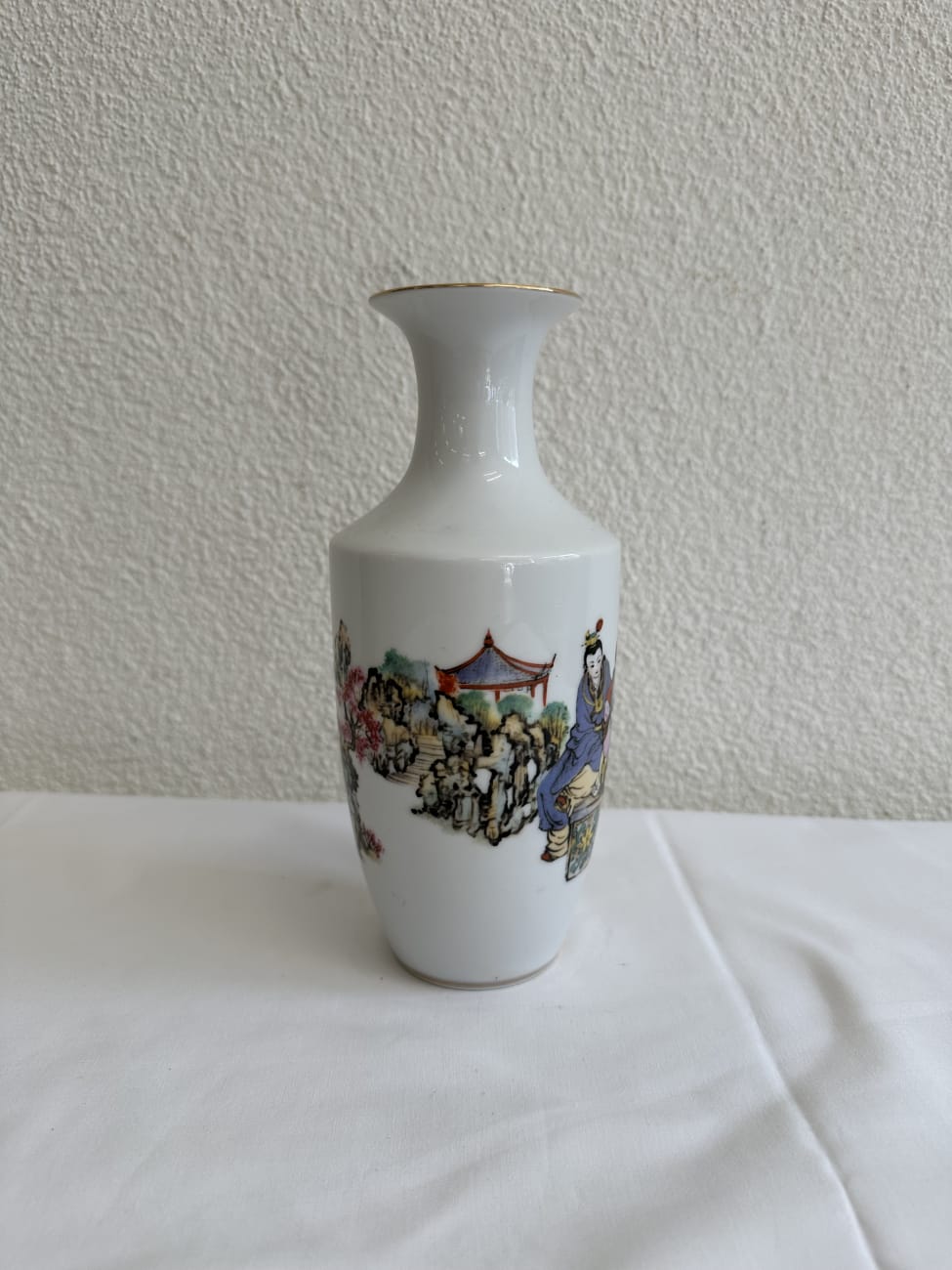 Vintage chinesische Porzellanvase mit Figurenszene und Goldrand