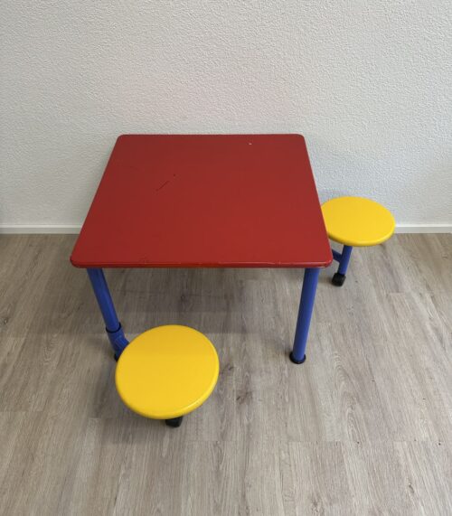 Vintage Kinder Spieltisch mit zwei Hockern buntes Metallgestell
