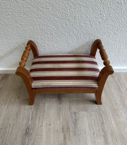 Vintage Fussbank aus Holz mit gestreiftem Polster