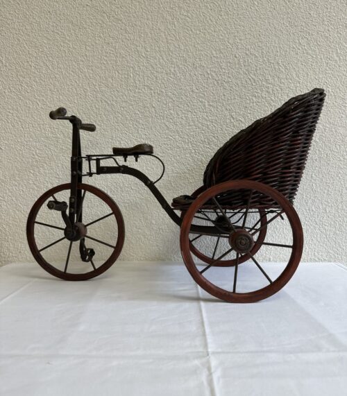 Vintage Metall Dreirad Deko mit geflochtenem Sitzkorb