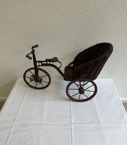 Vintage Metall Dreirad Deko mit geflochtenem Sitzkorb