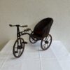 Vintage Metall Dreirad Deko mit geflochtenem Sitzkorb